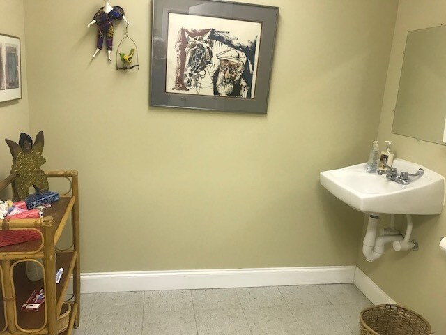 More Photos Of 214 1/2 10th St, Columbus Office Residential For Lease