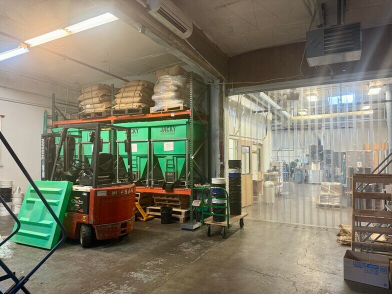 More Photos Of 923-935 SE Hawthorne Blvd, Portland Showroom For Lease