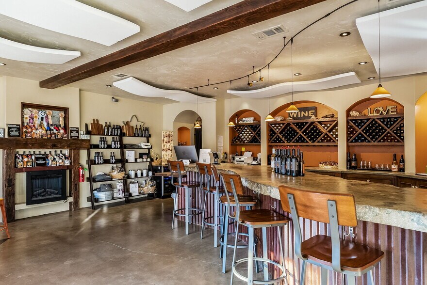 More Photos Of 448 Main St, Murphys Freestanding For Lease