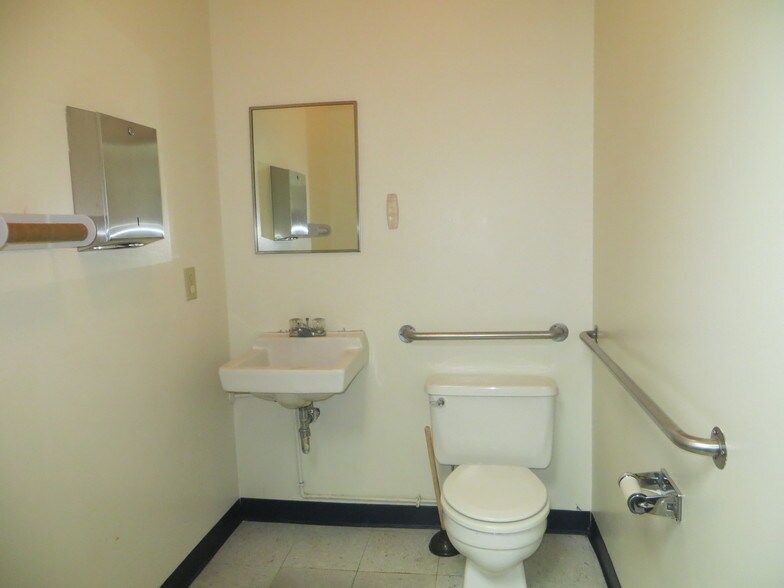 More Photos Of 4214 Fleur Dr, Des Moines General Retail For Lease