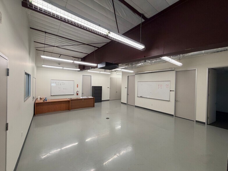 More Photos Of 18155 Chisholm Trl, Houston Warehouse For Lease