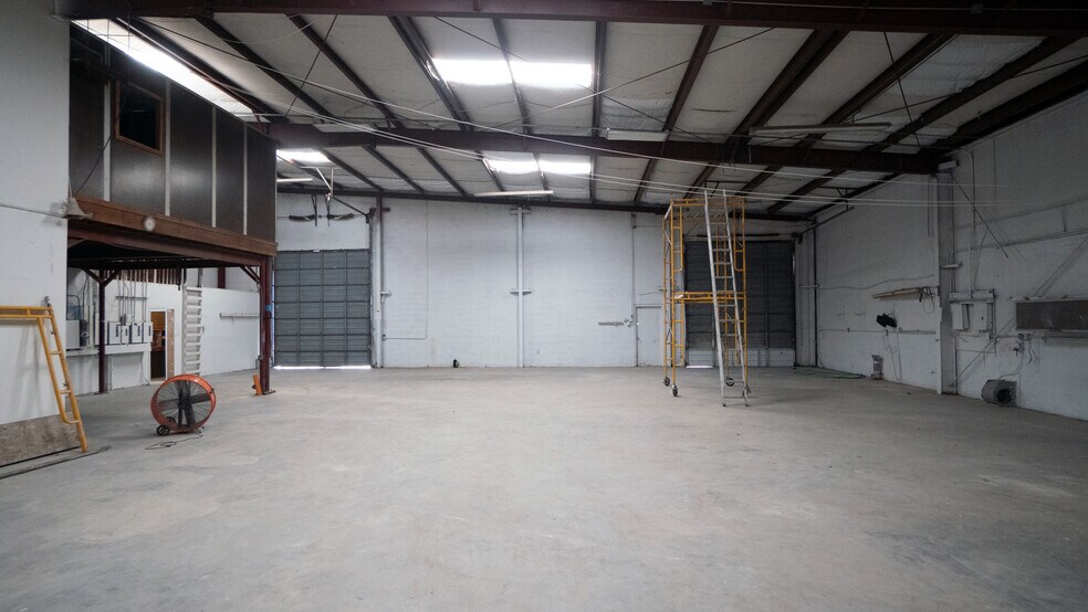More Photos Of 9220 Rasmus Dr, Houston Warehouse For Lease
