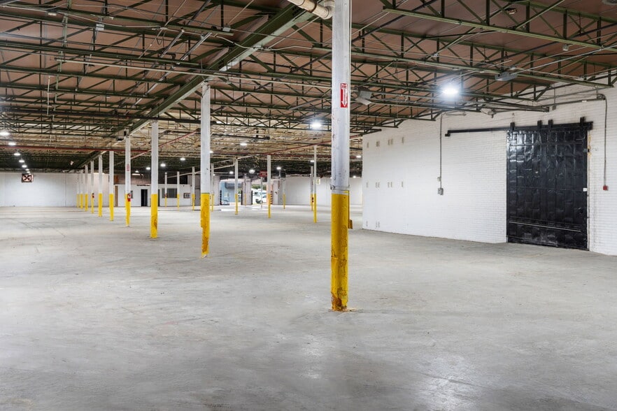 More Photos Of 8107 Chancellor Row, Dallas Warehouse For Lease