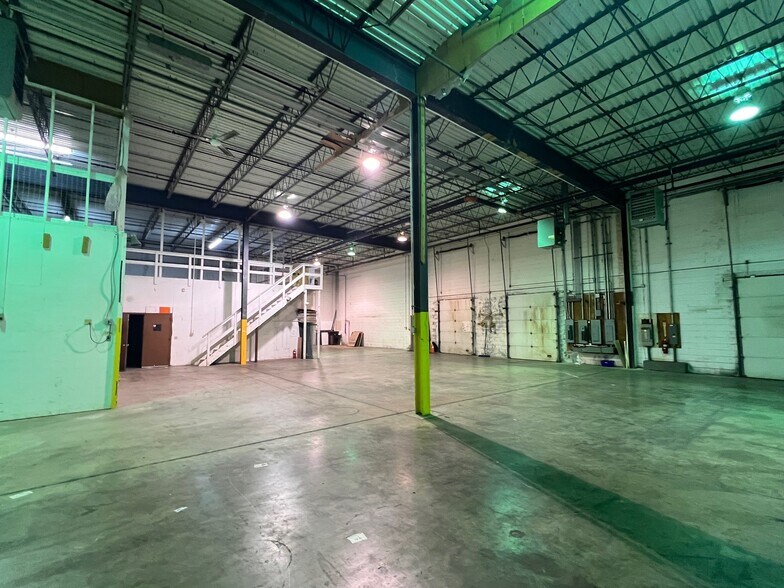 More Photos Of 301 Ruthar Dr, Newark Flex For Lease