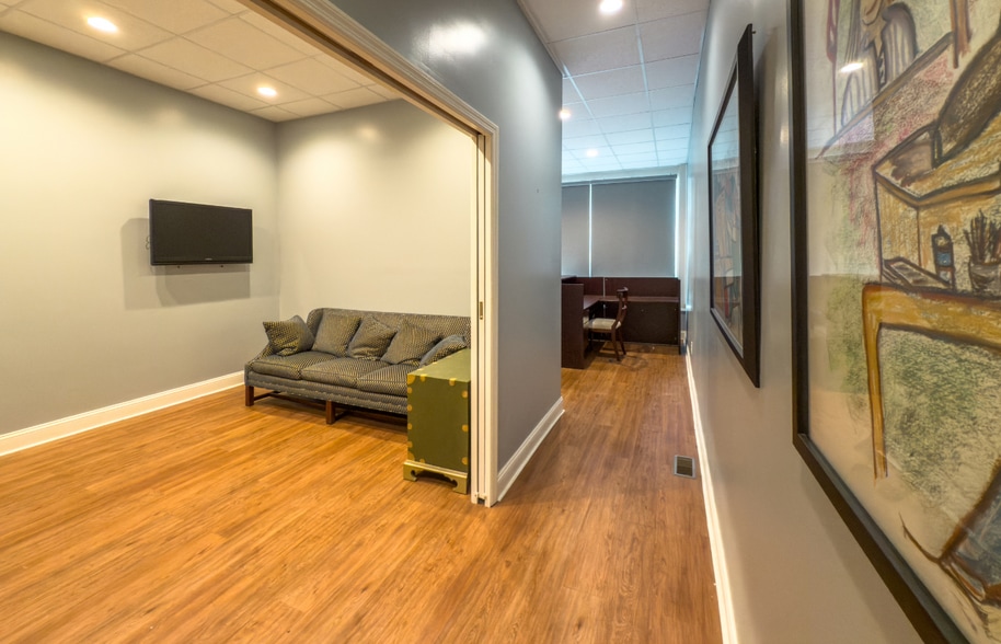 More Photos Of 111 E Main St, Salem Office Residential For Lease