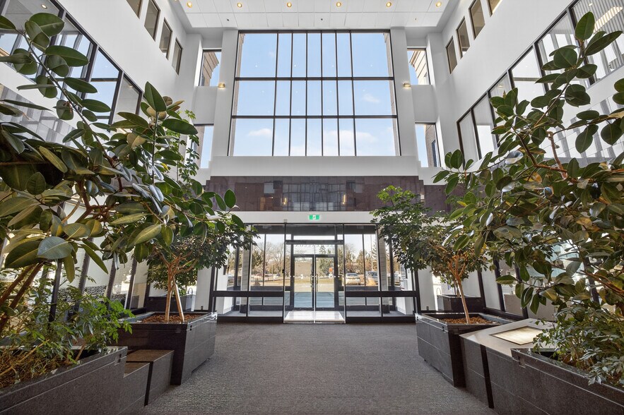 More Photos Of 455 Boul Fénelon, Dorval Medical For Lease