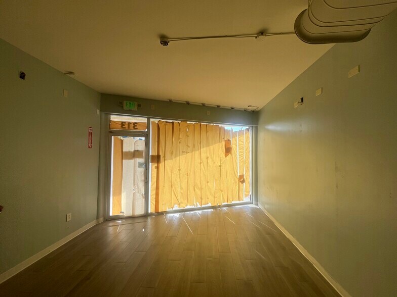 More Photos Of 313-321 John Ringling Blvd, Sarasota Storefront For Lease