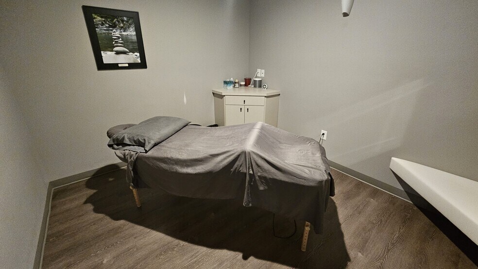 More Photos Of 1322-1324 Vandercook Way, Longview Office For Lease