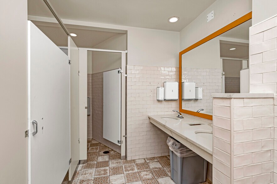 More Photos Of 1072 W Lee Dr, Baton Rouge General Retail For Lease