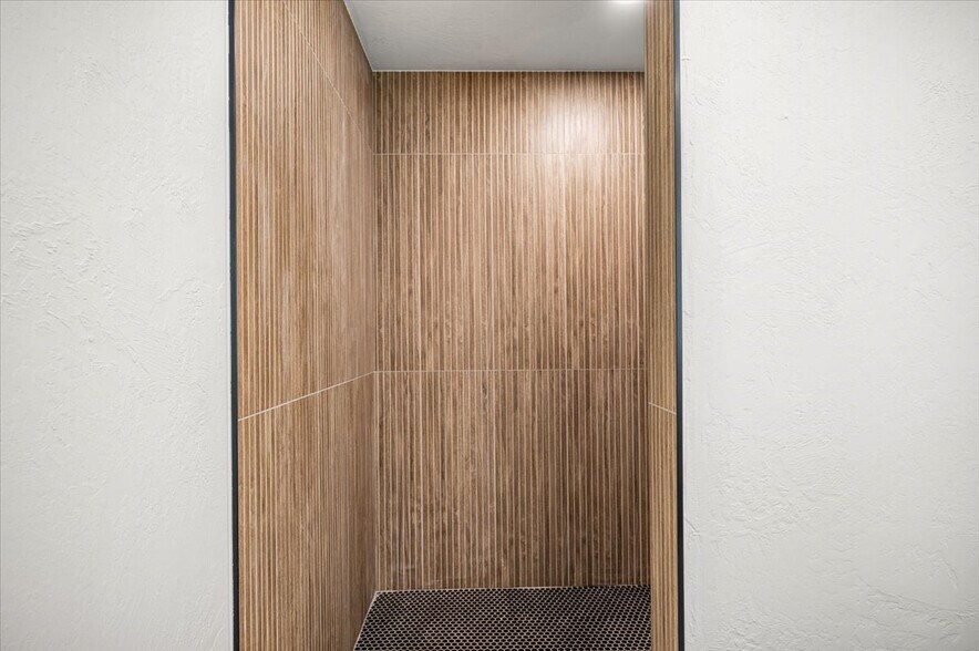 More Photos Of 1229 NW 122nd St, Oklahoma City Light Manufacturing For Sale