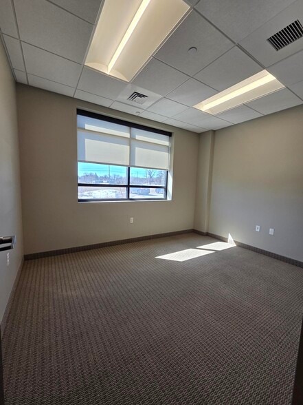 More Photos Of 111 Phoenix Crossing, Bloomfield Showroom For Lease