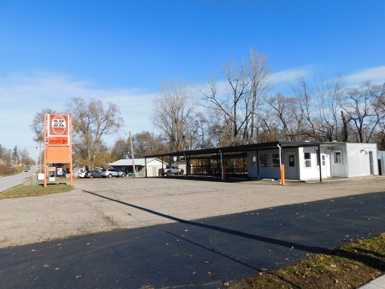 Primary Photo Of 606 N Jefferson St, Silver Lake General Retail For Sale