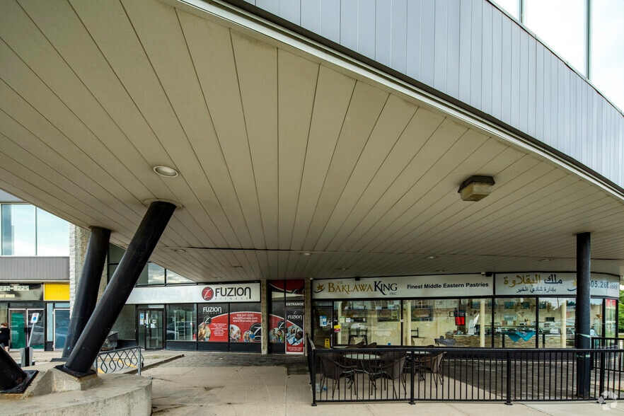 More Photos Of 1590 Dundas St E, Mississauga Storefront Retail Office For Lease