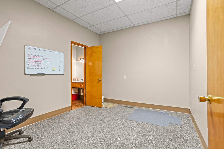More Photos Of 105 Sycamore St, Medway Medical For Sale