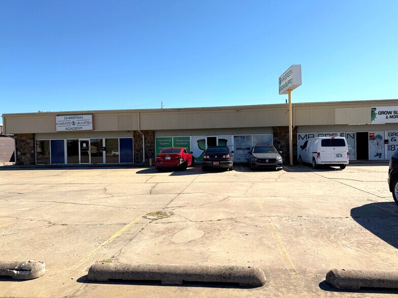 More Photos Of 309-317 N Aspen Ave, Broken Arrow Unknown For Lease