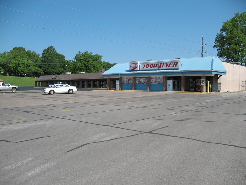 More Photos Of 2100-2114 Main St, Scott City General Retail For Lease