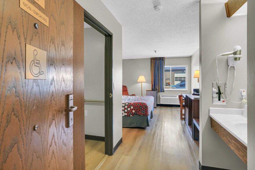 More Photos Of 630 W Main St, El Paso Hotel For Sale