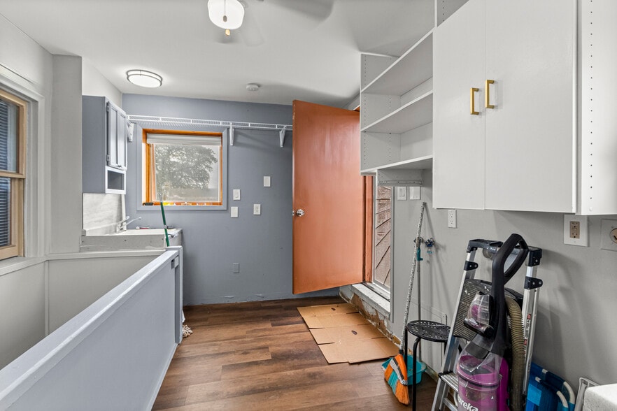 More Photos Of 5920 Chase Rd, Dearborn General Retail For Lease