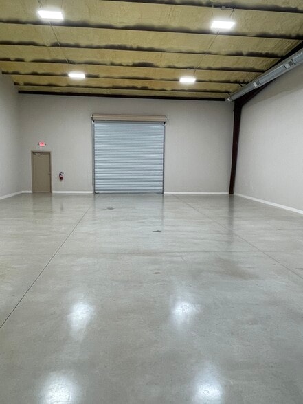More Photos Of 720 S Bell Blvd, Cedar Park Warehouse For Lease