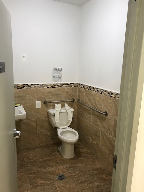 More Photos Of 1767 Southern Blvd, Bronx Storefront Retail Residential For Lease