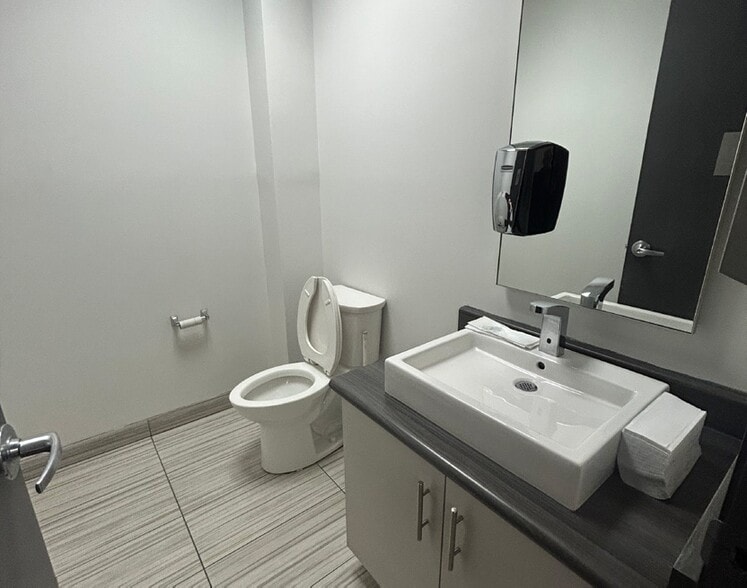 More Photos Of 405 Britannia Rd E, Mississauga Light Distribution For Lease