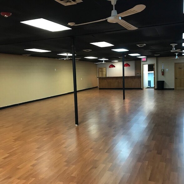 More Photos Of 107 E Mondamin St, Minooka Bar For Sale