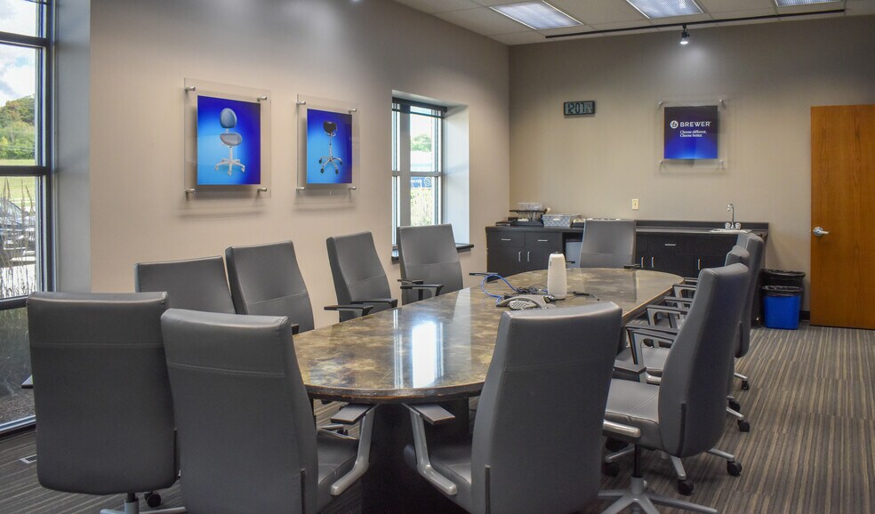 More Photos Of N88 W13901 Main St, Menomonee Falls Service For Lease