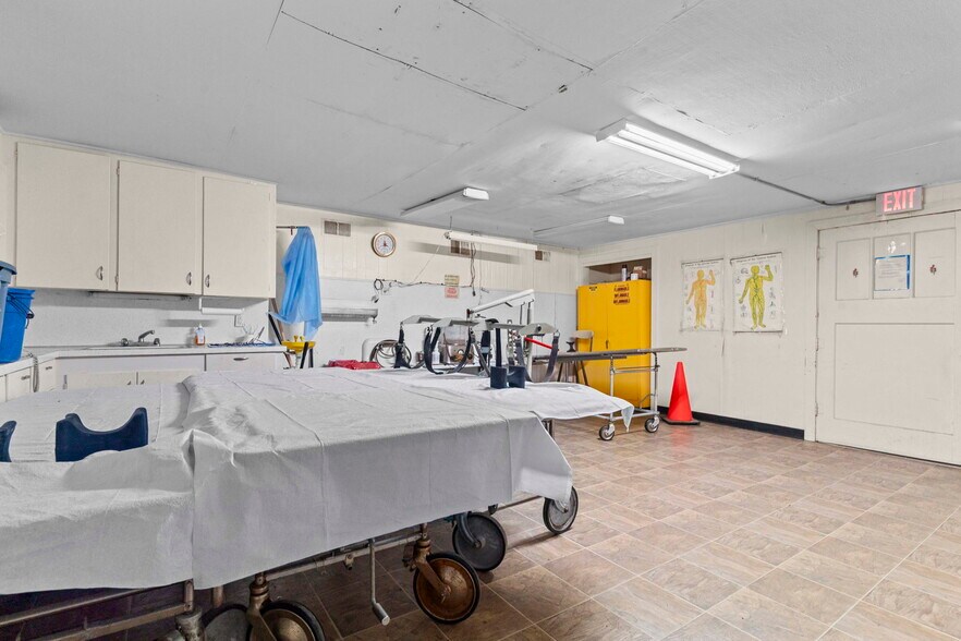 More Photos Of 403 W Sterling St, Baytown Funeral Home For Sale