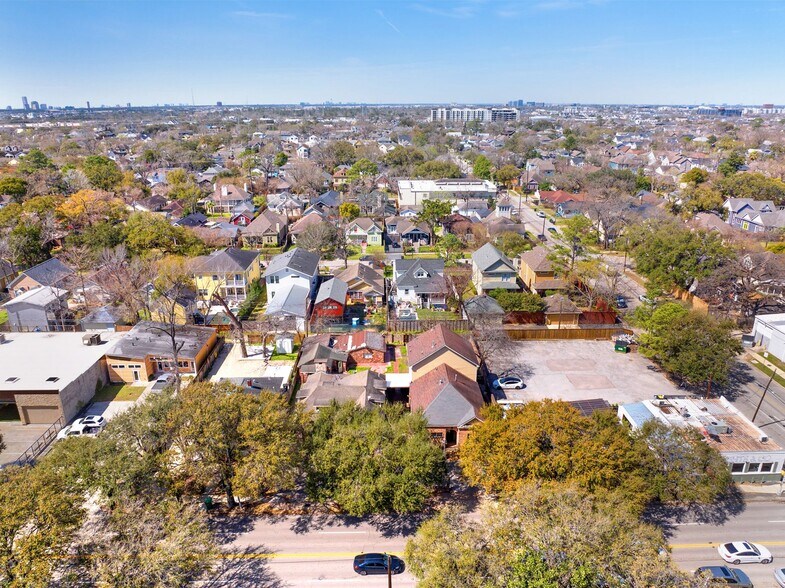 More Photos Of 1333-1335 Yale St, Houston General Retail For Sale
