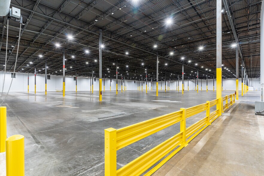 More Photos Of 125 Southside Ct, McDonough Distribution For Lease