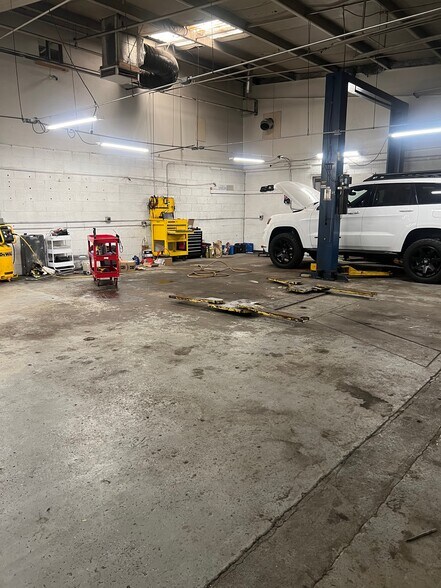 More Photos Of 2101 W Cornell Ave, Englewood Auto Repair For Lease