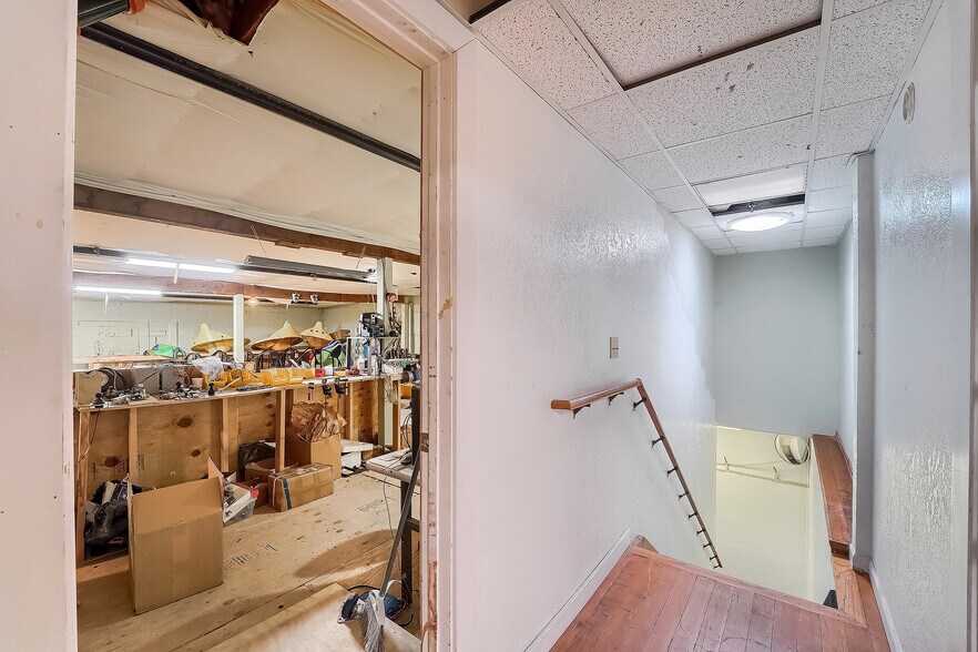 More Photos Of 611 2nd Ave, Longmont Showroom For Sale