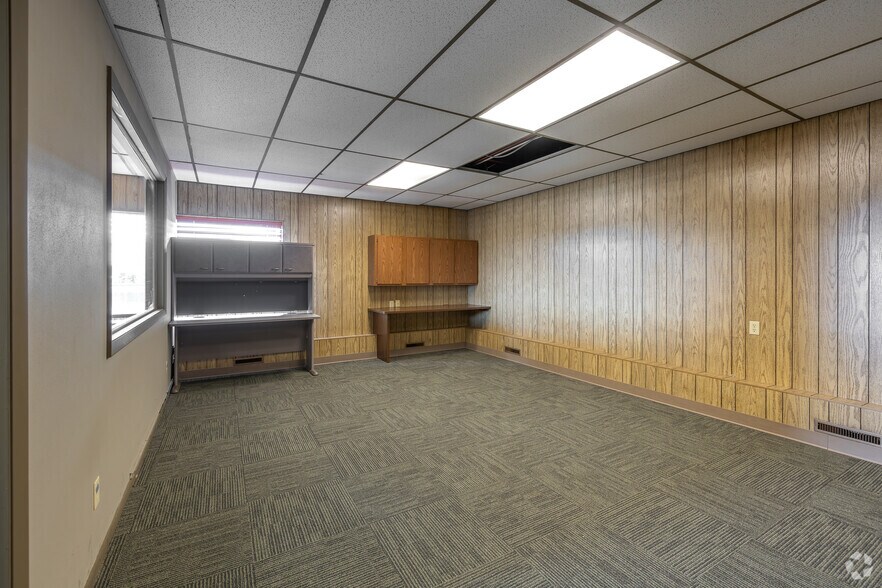 More Photos Of 1515 Ellis St, Waukesha Manufacturing For Lease