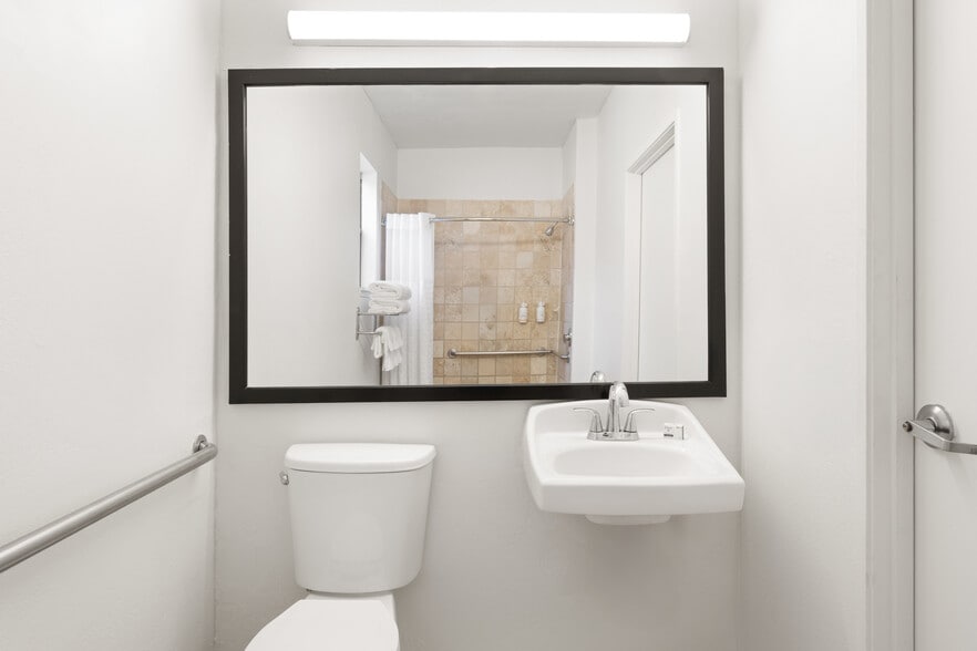 More Photos Of 631 Camino del Rio S, San Diego Hotel For Sale