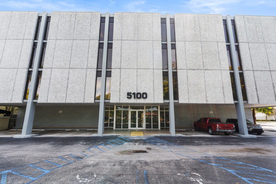 More Photos Of 5100 N Federal Hwy, Fort Lauderdale Office For Sale