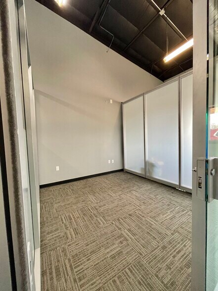 More Photos Of 500 E Plantation Dr, Clute Warehouse For Sale