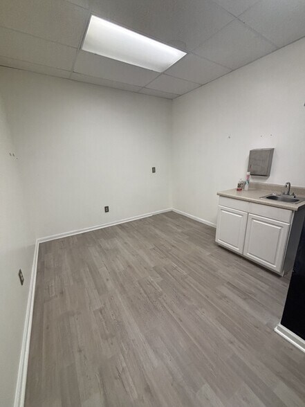 More Photos Of 305 Stoneridge Dr, Columbia Office For Sale