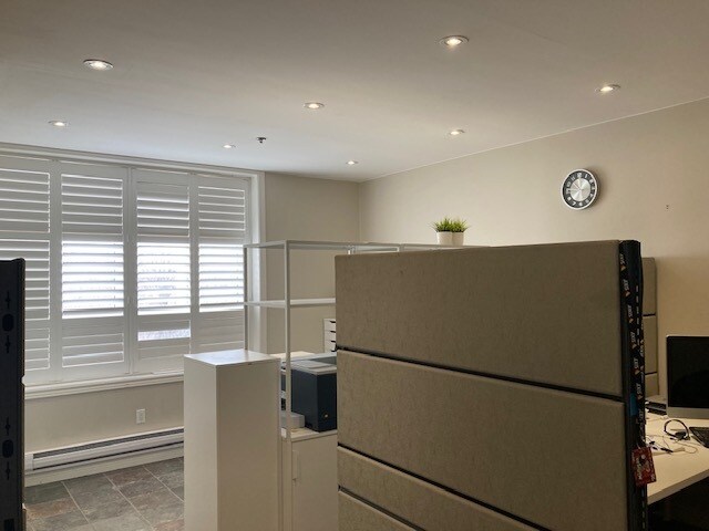 More Photos Of 86 Ringwood Dr, Whitchurch-Stouffville Showroom For Sale