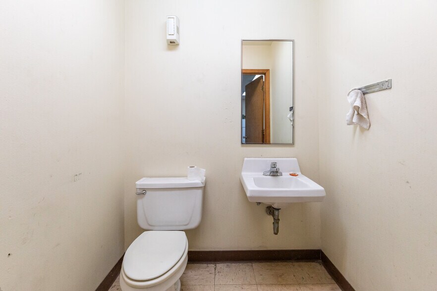 More Photos Of 5050 E Hwy 80, Abilene Manufacturing For Sale