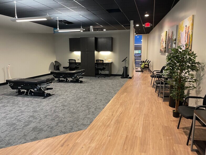 More Photos Of 5860-5990 Sashabaw Rd, Independence Township Storefront For Lease