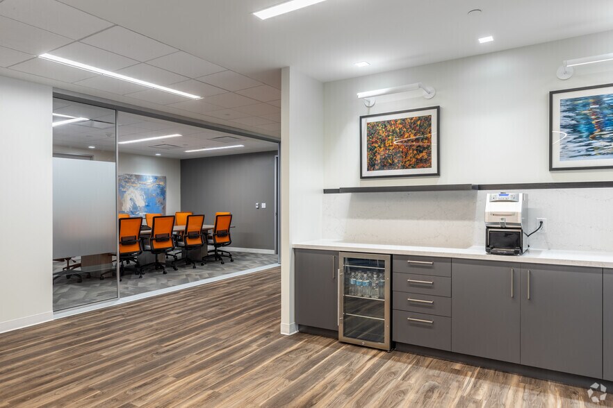 More Photos Of 1530 Wilson Blvd, Arlington Office For Lease