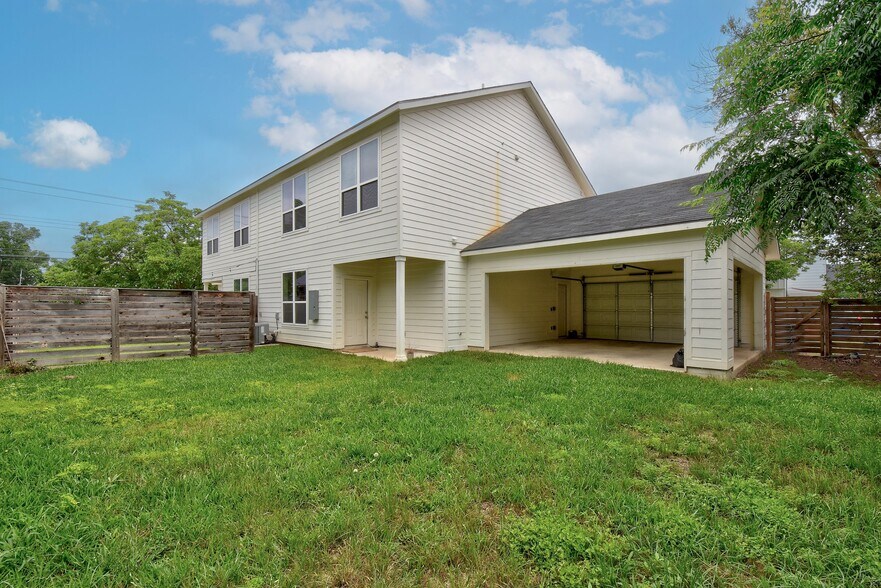 More Photos Of 4005 A/B Clawson Rd, Austin Specialty For Sale