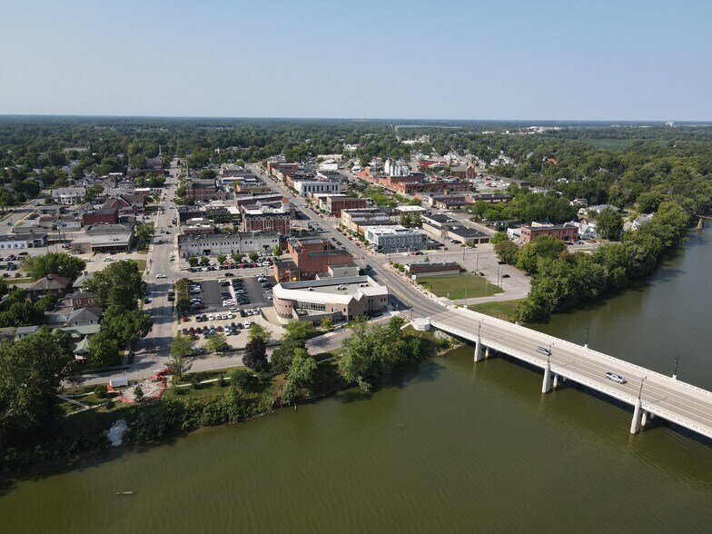 More Photos Of 300 Clinton St, Defiance Storefront Retail Residential For Lease