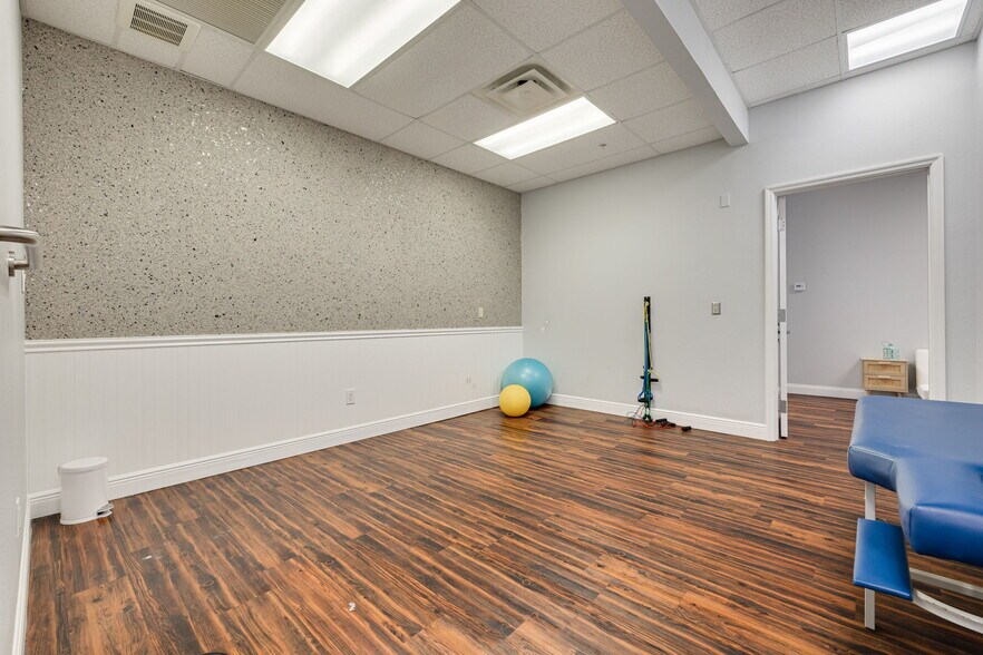 More Photos Of 1015-1033 W Bay Dr, Largo Freestanding For Lease