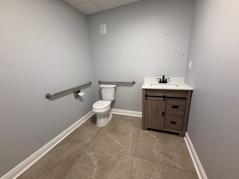 More Photos Of 11300 Space Blvd, Orlando Unknown For Lease