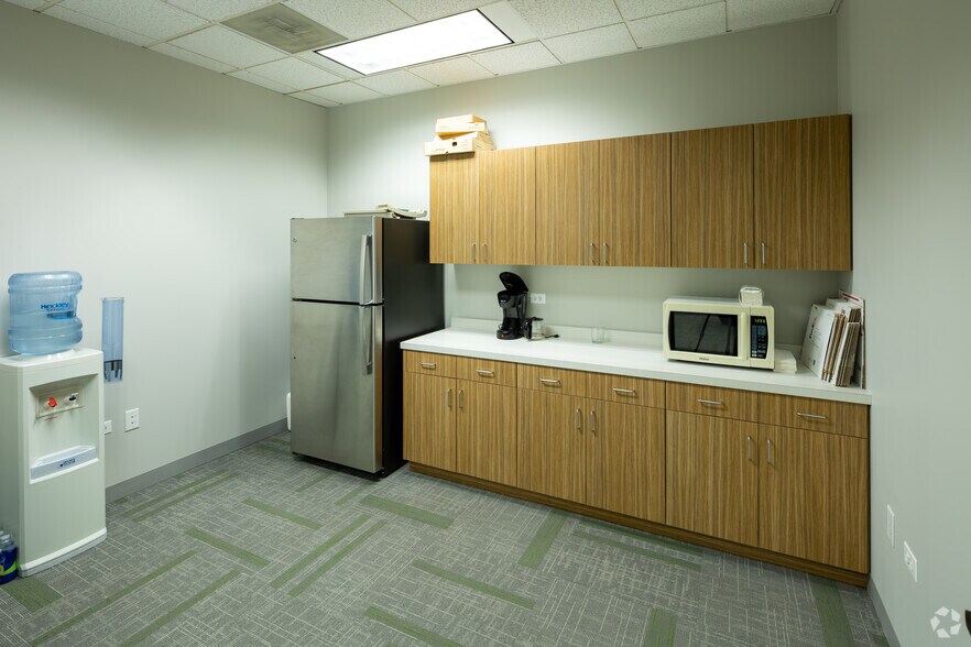 More Photos Of 450-500 E Diehl Rd, Naperville Unknown For Lease