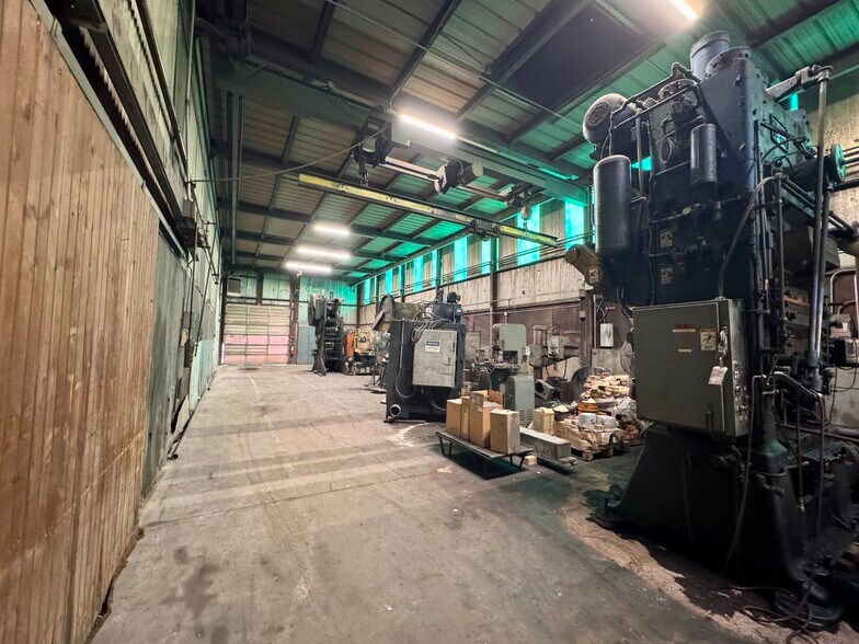 More Photos Of 400 Davis Street, Bushnell Manufacturing For Sale
