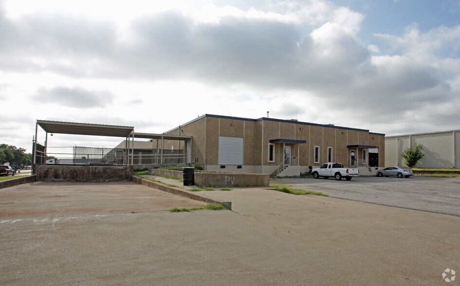 More Photos Of 320-322 International Pky, Arlington Warehouse For Lease