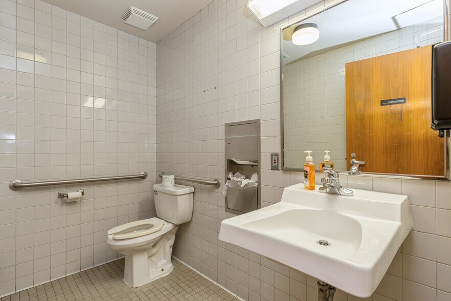 More Photos Of 4505 Douglas Ave, Des Moines General Retail For Sale