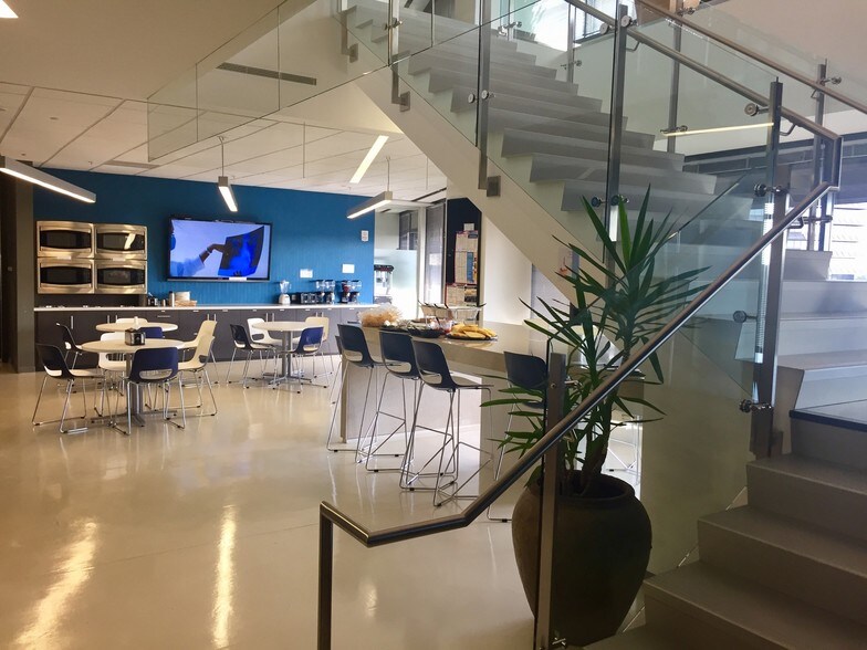 More Photos Of 1 Ravinia Dr, Atlanta Office For Lease